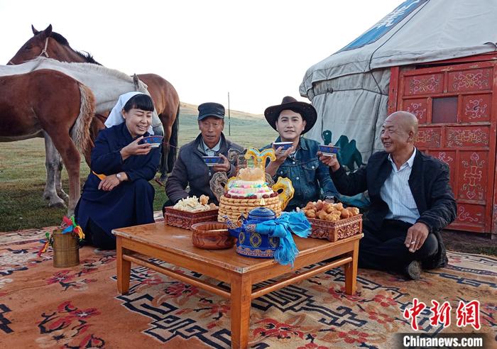 2020年8月,臺灣阿美人歌手楊品驊(右2)在內蒙古烏蘭察布拍攝《親愛的烏蘭察布》MV時,體驗內蒙古風情。受訪者供圖