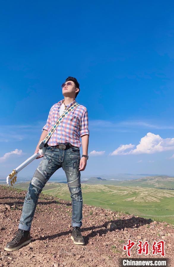 2020年8月,臺灣阿美人歌手楊品驊在內蒙古烏蘭察布拍攝《親愛的烏蘭察布》MV。受訪者供圖