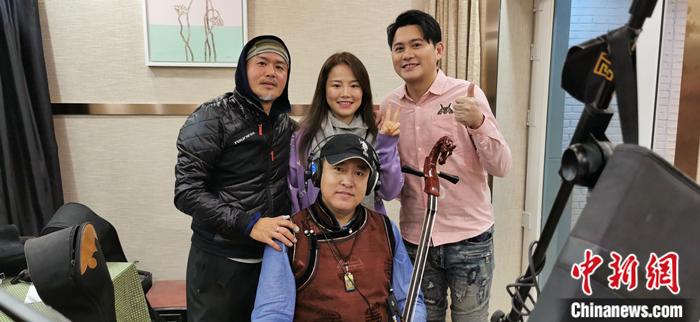 2021年1月初,臺灣阿美人歌手楊品驊(后排右)、內蒙古馬頭琴演奏家烏云畢力格(前排)、蒙古族青年歌手阿木古楞(后排中)、臺灣知名音樂人吳旭文(后排左),在北京錄制歌曲《親愛的烏蘭察布》。受訪者供圖