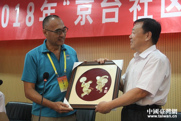 開幕式上,雙方互贈禮品。 開幕式上,雙方互贈禮品。