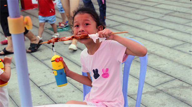 組圖:兩岸特色廟會上的吃貨寶寶 6月11日,以“味道中華、香飄兩岸”為主題的兩岸特色廟會在廈門開市。6月的廈門,……
