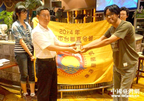 市臺(tái)聯(lián)秘書長張曉軍向營旗設(shè)計(jì)者王永成贈(zèng)送紀(jì)念品 市臺(tái)聯(lián)秘書長張曉軍向營旗設(shè)計(jì)者王永成贈(zèng)送紀(jì)念品