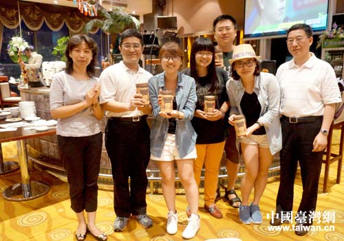 市臺(tái)聯(lián)秘書長張曉軍、副秘書長陳子云與七月份過生日的營員一起合影 市臺(tái)聯(lián)秘書長張曉軍、副秘書長陳子云與七月份過生日的營員一起合影