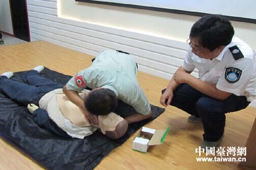 臺企淮安旺旺食品有限公司總廠長林東榮先生在醫師的指導下進行急救技能體驗 臺企淮安旺旺食品有限公司總廠長林東榮先生在醫師的指導下進行急救技能體驗