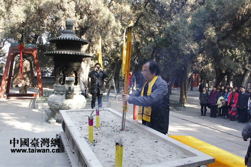 臺(tái)灣義守大學(xué)教授李長殷凈手上香