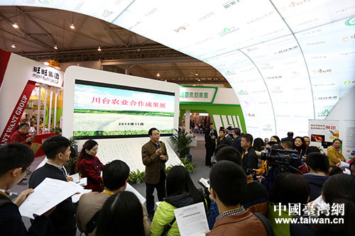 四川省臺辦副主任張軍向媒體記者介紹川臺農業合作成果展相關情況。 四川省臺辦副主任張軍向媒體記者介紹川臺農業合作成果展相關情況。
