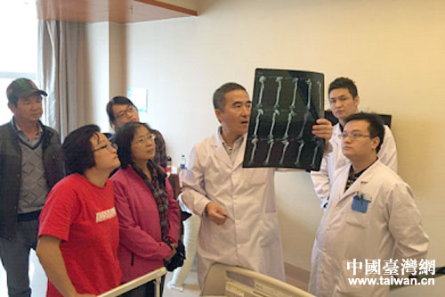 新疆醫科大學第一附屬醫院專家對受傷臺胞傷情進行會診 新疆醫科大學第一附屬醫院專家對受傷臺胞傷情進行會診