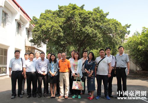 與萬華社區(qū)基層鄉(xiāng)公所的里長合影 與萬華社區(qū)基層鄉(xiāng)公所的里長合影