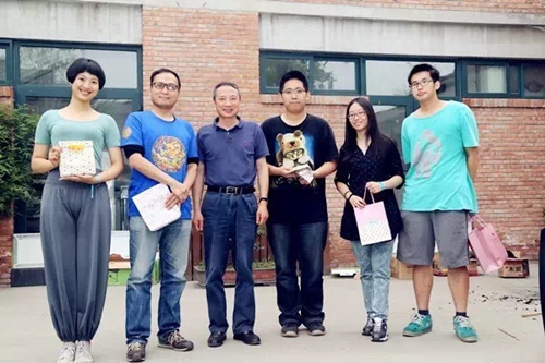 四川省臺辦主任周敏謙(左三)為臺灣學子頒發趣味游戲獎品 四川省臺辦主任周敏謙(左三)為臺灣學子頒發趣味游戲獎品