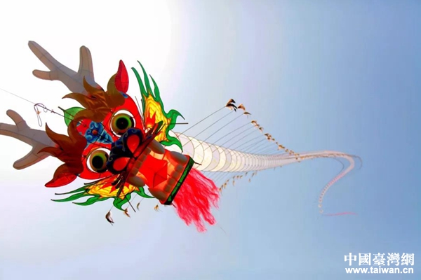 “龍”風箏翱翔在天空中 “龍”風箏翱翔在天空中