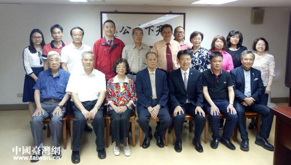 陽春市政協邱明主席與臺北廣東三羅同鄉會賴伯儒理事長互贈紀念品 陽春市政協邱明主席與臺北廣東三羅同鄉會賴伯儒理事長互贈紀念品