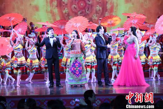 圖為歌舞表演《兄弟姐妹一起來》�！『� 攝