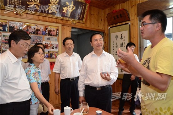 參訪團一行聽取茶園負責人介紹 參訪團一行聽取茶園負責人介紹