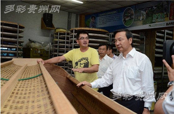 李軍察看茶園制茶設備 李軍察看茶園制茶設備