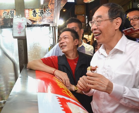 尤權逛臺中逢甲夜市,品嘗臺灣小吃