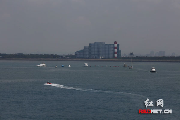 “兩岸健兒泳渡臺灣海峽”挑戰(zhàn)活動18日中午正式啟動,14名游泳健兒接力挑戰(zhàn)臺灣海峽。 “兩岸健兒泳渡臺灣海峽”挑戰(zhàn)活動18日中午正式啟動,14名游泳健兒接力挑戰(zhàn)臺灣海峽。