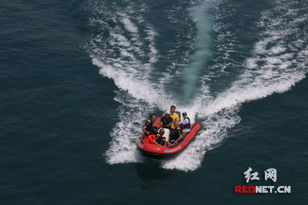 下水啟動儀式之后,教練等工作人員坐快艇與合富輪上的活動總指揮匯合。 下水啟動儀式之后,教練等工作人員坐快艇與合富輪上的活動總指揮匯合。