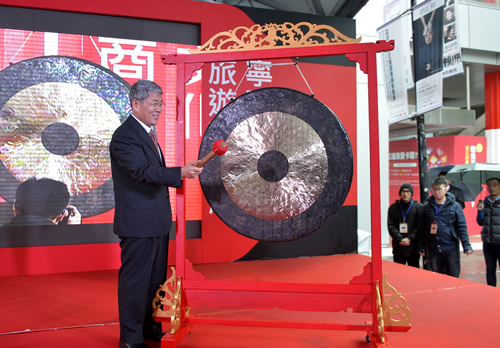 寧夏回族自治區黨委副書記崔波為寧夏文化旅游商品展鳴鑼開幕。 寧夏回族自治區黨委副書記崔波為寧夏文化旅游商品展鳴鑼開幕。