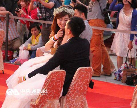 臺(tái)南市政府11月1日下午在奇美博物館前廣場舉辦聯(lián)合婚禮,113對新人參加,典禮中進(jìn)行互相表達(dá)恩愛的儀式,新人們臉上也充滿笑容。來源 臺(tái)灣“中央社”
