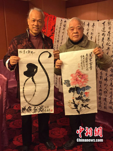 臺(tái)灣藝術(shù)家陳逢顯現(xiàn)場(chǎng)揮毫“猴”，以迎接2016猴年的到來，與藝術(shù)家林裕淳交流互動(dòng)