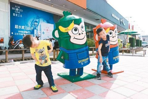 花蓮“歪筒猴”模樣逗趣可愛民眾爭相合影(圖)