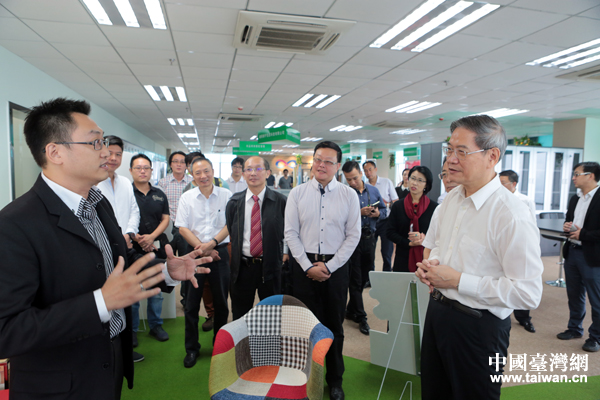 13日,張志軍在四川德陽海峽兩岸青年創業基地進行調研并與在此創業的臺灣青年交流座談
