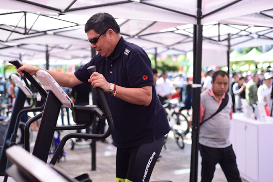 車架與前叉的重量僅1公斤的頂級公路自行車、可單手折疊的便攜式跑步機、防蚊蟲且抗UV的“蚊瘋不動”戶外裝,還有能準(zhǔn)確偵測心房顫動、預(yù)知中風(fēng)的血壓計,行李箱造型、能提供緊急醫(yī)療用電與戶外電力的“可攜式的儲能系統(tǒng)”、首度全車采用航空等級超輕量碳纖維的折疊車等等,現(xiàn)場展品琳瑯滿目,新穎的理念和精巧的設(shè)計都讓人贊嘆不已。
