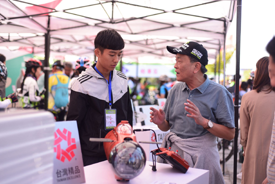 車架與前叉的重量僅1公斤的頂級公路自行車、可單手折疊的便攜式跑步機、防蚊蟲且抗UV的“蚊瘋不動”戶外裝,還有能準(zhǔn)確偵測心房顫動、預(yù)知中風(fēng)的血壓計,行李箱造型、能提供緊急醫(yī)療用電與戶外電力的“可攜式的儲能系統(tǒng)”、首度全車采用航空等級超輕量碳纖維的折疊車等等,現(xiàn)場展品琳瑯滿目,新穎的理念和精巧的設(shè)計都讓人贊嘆不已。