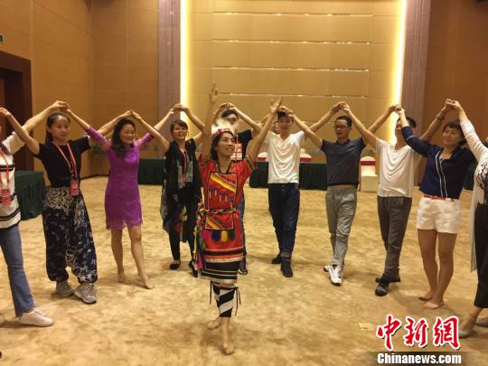 臺灣舞者教學臺灣阿美族豐年祭舞蹈。 繆麗容 攝