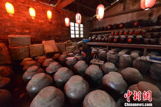 圖為福建寧德古田縣杉洋鎮白溪村興起鄉村旅游，村民復興紅曲黃酒產業�！蚊� 攝