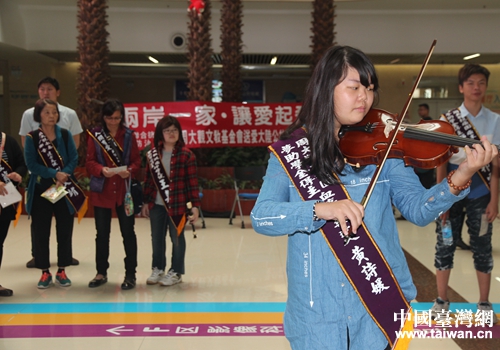 臺灣周大觀文教基金會創(chuàng)辦人周進(jìn)華率領(lǐng)參訪團(tuán)到鄭州市兒童醫(yī)院舉行“兩岸一家 讓愛起飛”公益活動 臺灣周大觀文教基金會創(chuàng)辦人周進(jìn)華率領(lǐng)參訪團(tuán)到鄭州市兒童醫(yī)院舉行“兩岸一家 讓愛起飛”公益活動