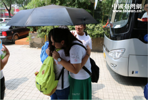 兩岸學子深情相擁 兩岸學子深情相擁