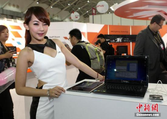 模特展示電腦產品 模特展示電腦產品
