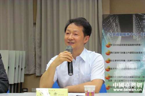 山東省發改委副巡視員許竹升介紹山東經濟社會發展情況 山東省發改委副巡視員許竹升介紹山東經濟社會發展情況