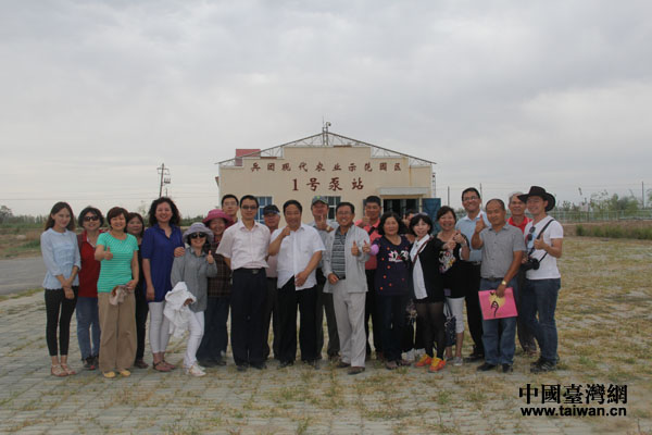 參訪團成員和農業示范園區技術人員一起合影留念