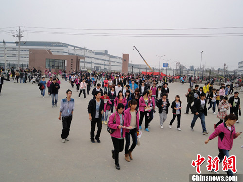 資料圖:富士康大陸某廠區,休息時浩浩蕩蕩的員工涌出廠區大門。中新社發 王中舉 攝 資料圖:富士康大陸某廠區,休息時浩浩蕩蕩的員工涌出廠區大門。中新社發 王中舉 攝