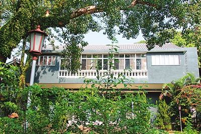 蔣介石官邸掩映在樹木花草之間。 蔣介石官邸掩映在樹木花草之間。