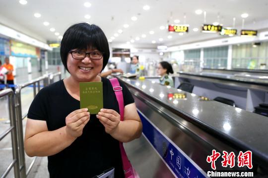 臺胞免簽注首日:福州邊檢站迎來首批免簽注臺胞