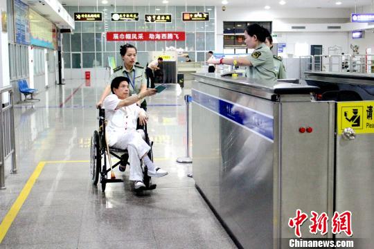 7月1日,一名準備乘坐“安麒”號輪船經“兩馬”(馬尾—馬祖)航線回臺灣的臺胞在在福州邊檢站辦理辦理出境手續時免簽注,獲得便利通關。 洪洋 攝