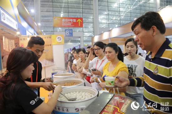 臺(tái)灣小吃人氣火爆 鄒家驊攝