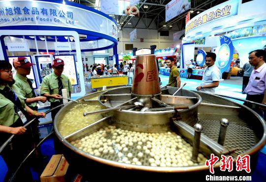 本屆福州“漁博會”舉辦第二屆中國(福州)魚丸節(jié)精彩紛呈,現(xiàn)場能供千人食用的超大魚丸火鍋吸睛。 劉可耕 攝