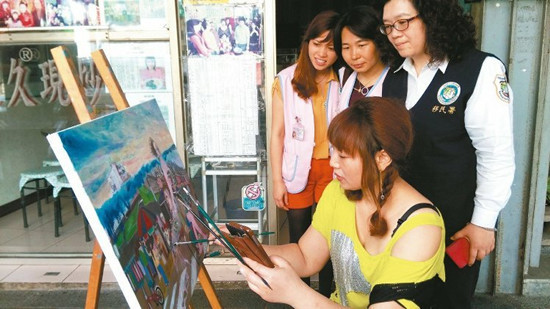 大陸廚娘在臺開川菜館炒菜作畫游刃有余(圖)