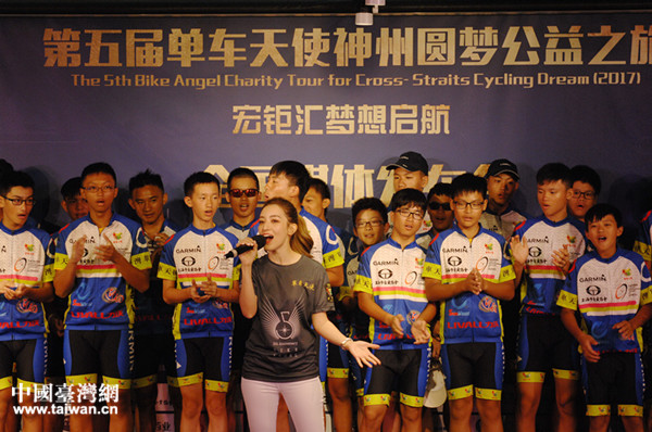 梁心頤與“單車天使”一起高唱歌曲《陽光》 梁心頤與“單車天使”一起高唱歌曲《陽光》