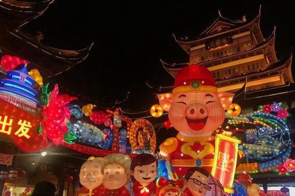 上海豫園新春民俗藝術(shù)燈會亮燈 “財(cái)神豬”受熱捧.jpg