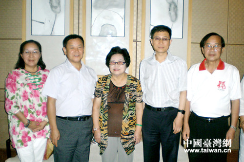 陜西省臺辦主任楊勇(右二)與臺灣人民最大黨主席許榮淑(右三)等人合影 陜西省臺辦主任楊勇(右二)與臺灣人民最大黨主席許榮淑(右三)等人合影