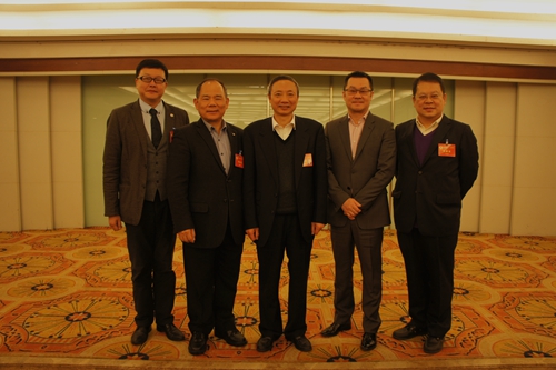 四川省政協港澳臺僑和外事委員會主任、省臺辦主任周敏謙與列席臺商代表合影 四川省政協港澳臺僑和外事委員會主任、省臺辦主任周敏謙與列席臺商代表合影