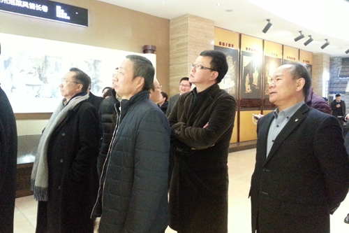 四川省臺辦主任周敏謙與列席省政協全會臺商參觀眉山三蘇祠 四川省臺辦主任周敏謙與列席省政協全會臺商參觀眉山三蘇祠