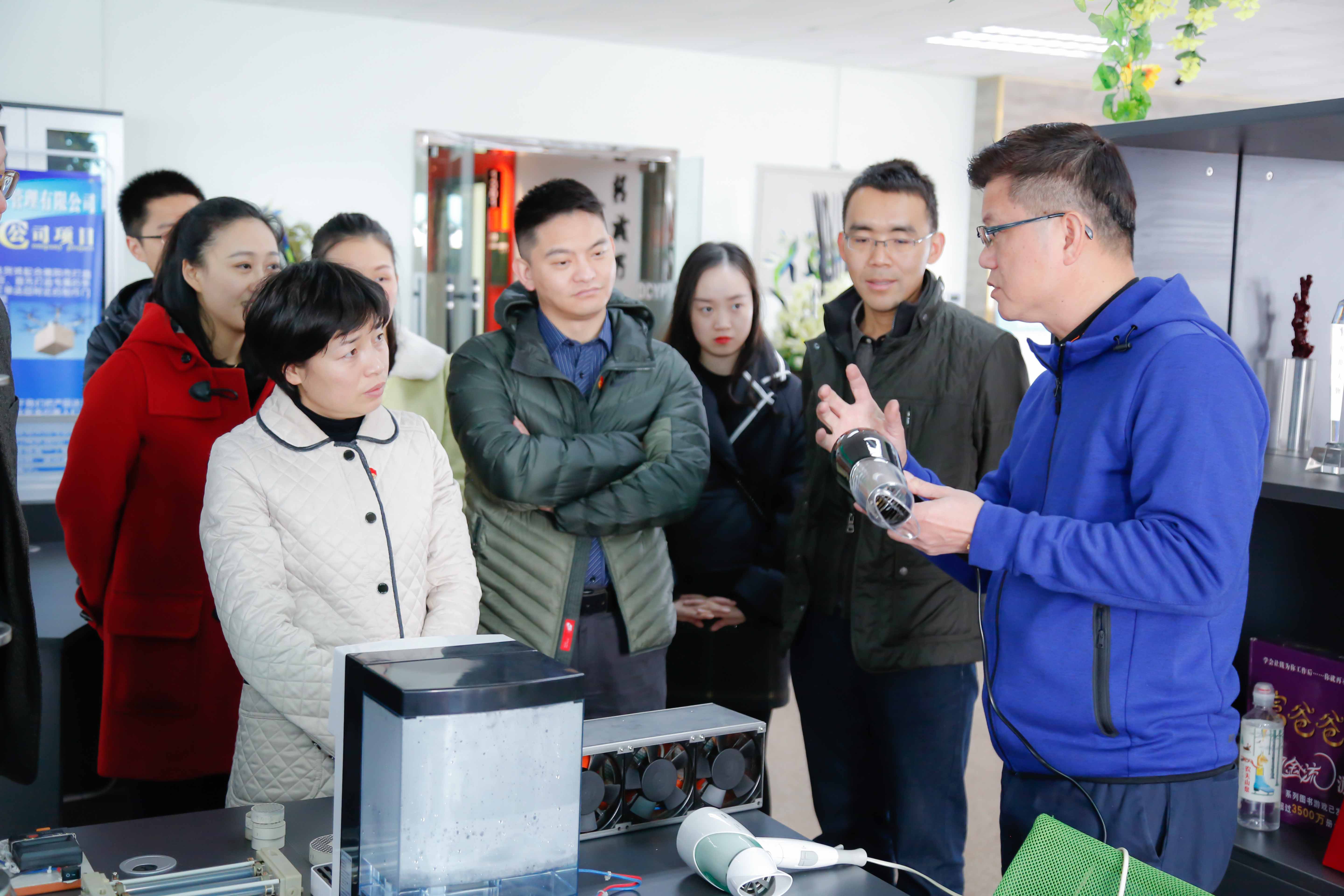 劉會英(左一)與臺灣創業青年交流創業項目 劉會英(左一)與臺灣創業青年交流創業項目