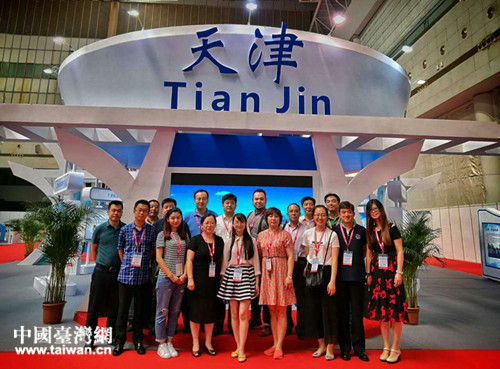 代表團(tuán)在天津展區(qū)前合影 代表團(tuán)在天津展區(qū)前合影
