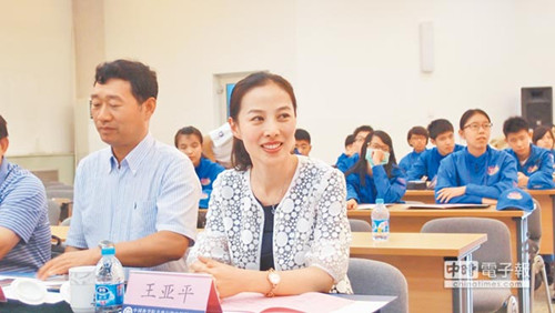 女航天員王亞平與臺灣學(xué)生親切互動(dòng)（圖）